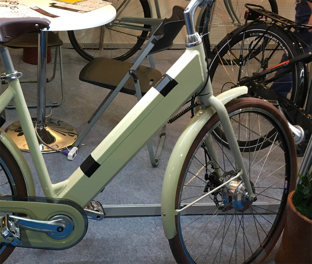 Vélo à assistance électrique avec la batteire intégrée dans le cadre 