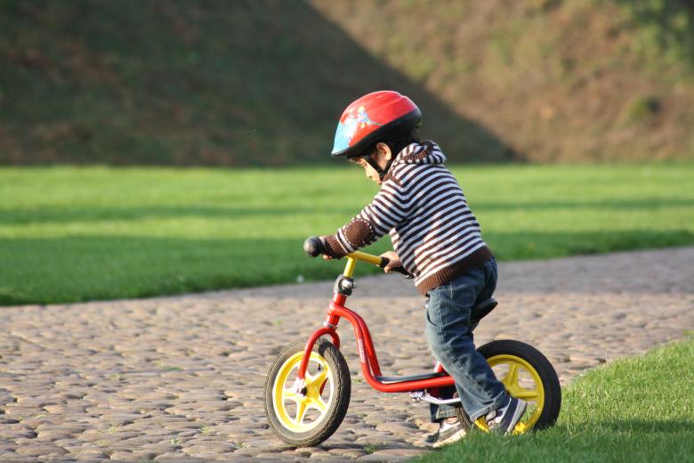 enfant à vélo avec un casque